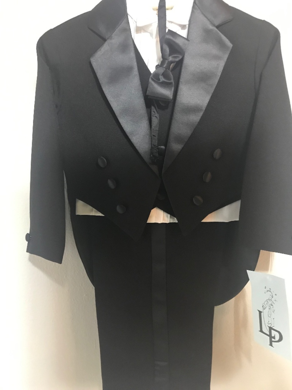 BOYS BLACK FIVE PIECE TUXEDO SIZE 3